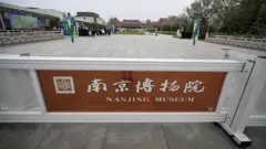 南京博物院入口廣場上一面印有博物館中英文招牌的圍欄(23/12/2025)