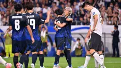 Jogadores japoneses comemoram gol contra a China