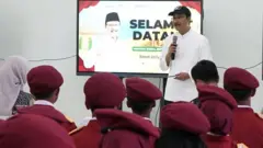 Menteri Sosial Syaifullah Yusuf memberi arahan kepada murid saat mengunjungi Sekolah Rakyat Menengah Atas di Lampung, Minggu (26/04).