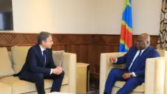 Minisitiri w'ububanyi n'amahanga w'Amerika Antony Blinken (ibumoso) mu kiganiro na  Perezida wa DR Congo Félix Tshisekedi i Kinshasa ku wa kabiri, ku itariki ya 9/8/2021