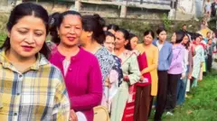 वोटिंग के लिए कतार में लगे लोग