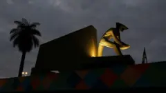 Estátua de homem garimpando