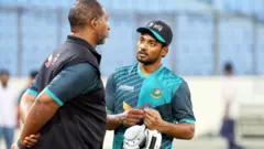 বাংলাদেশের কোচ ফিল সিমন্স ও অধিনায়ক নাজমুল শান্ত