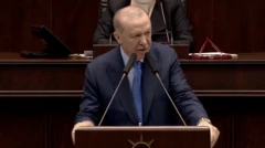 Erdoğan kürsüde konuşuyor. 