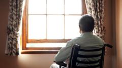 Homem idosofutebol bet fácilcadeirafutebol bet fácilrodas vistofutebol bet fácilcostas olhando pela janela