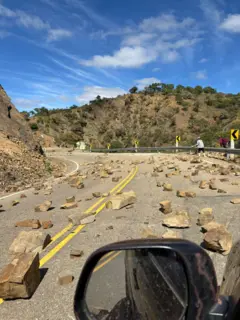 Rodovia cheia de pedras