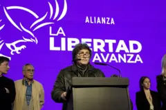 Javier Milei, presidente da Argentina, discursa durante um comício da noite eleitoral do partido La Libertad Avanza em La Plata