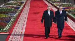 امامعلی رحمان، رئیس‌جمهور تاجیکستان در فرودگاه دوشنبه از مسعود پزشکیان استقبال کرد