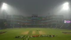 রবিবার দিল্লির স্টেডিয়ামে বাংলাদেশের বিশাল পতাকা টেনে নিয়ে যাচ্ছেন কর্মীরা