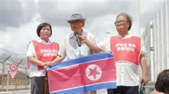 인공기를 들고 발언하는 안학섭 씨