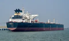 கிட்டத்தட்ட 100 கப்பல்கள் ஹோர்முஸ் நீரிணையைக் கடந்து சென்றுள்ளன - எந்தெந்த கப்பல்கள் தாக்குதலில் இருந்து  தப்பிச் செல்கின்றன?