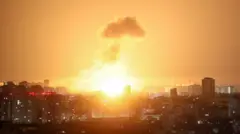 Explosión en Kyiv tras el ataque ruso del 24 de abril de 2025.