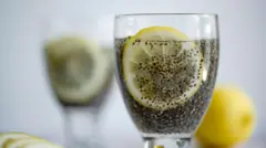 Un vaso con agua de semillas de chía y una rebanada de limón.