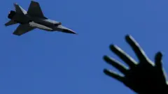 "Кинжал" аттуу гиперүндүү ракеталуу МиГ-31К кыйраткычы 2018-жылы Жеңиш парадында Москвадагы Кызыл аянттан учуп бара жаткан кези 