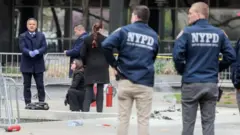 男性が自分の身体に火をつけた公園で捜査する警察官（19日、ニューヨーク）