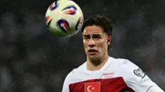 Kenan Yıldız ve kafa seviyesinde topu görüyoruz