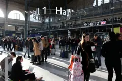 Passageiros aguardam na Gare du Nord em Paris