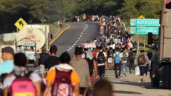 مكسيكيون على الحدود مع الولايات المتحدة