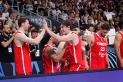 EuroBasket 2025'teki ilk maçında Letonya karşısında, Türkiye A Milli Erkek Basketbol Takımı oyuncuları birbirlerini tebrik ediyor