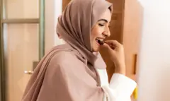 खजूर खाणारी महिला