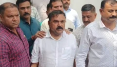 اشوک کمار کھرات (درمیان) کے خلاف اب تک دس کیسز درج کیے جا چکے ہیں جن میں سے آٹھ مقدمات ریپ کے ہیں۔