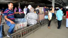 লাগেজসহ যাত্রী