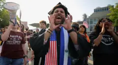 Para mahasiswa Universitas Harvard menggelar demonstrasi untuk mendukung mahasiswa internasional.