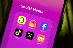 Varias aplicaciones de redes sociales en un teléfono