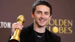 Timoth&eacute;e Chalamet, ganador del premio a la Mejor Actuaci&oacute;n de un Actor en una Pel&iacute;cula &ndash; Musical o Comedia por "Marty Supreme", posa en la sala de prensa durante la 83.&ordf; ceremonia anual de los Globos de Oro en The Beverly Hilton el 11 de enero de 2026 en Beverly Hills, California. (Foto: Frazer Harrison/WireImage)