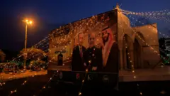 Pôster decorado para marcar o Pacto de Meca ilustra os líderes da Turquia, Paquistão e Arábia Saudita