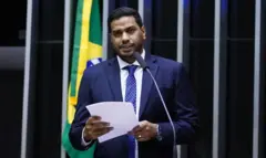 Jhonatan de Jesus discursando na Câmara dos Deputados