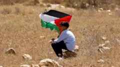 Umwana afise ibendera rya Palestina 