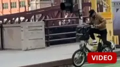 காணொளி: அதிகாரிகளிடம் இருந்து சைக்கிளில் தப்பிய நபர்