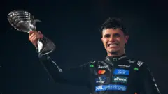 Ландо Норріс з кубком Формули-1