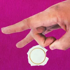 Colagem mostra uma mão dando um peteleco num recorte mostrando uma aliança, com ambas as iamgens coladas sobre um fundo rosa texturizado