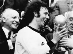 Franz Beckenbauer sostiene la copa del mundo de fútbol