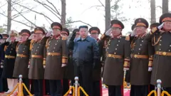 김정은 위원장은 8일 인민군 창설 77주년을 맞아 국방성을 방문한 자리에서 핵 역량을 포함한 모든 억제력을 신속히 강화하기 위한 새로운 계획을 언급했다