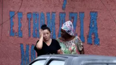 Mulher é consolada em frente à escola Thomazia Montoro em São Paulo, após ataque em 2023