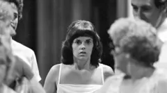 Lindy Chamberlain saat menghadiri pemeriksaan di Darwin atas hilangnya bayi perempuannya, Azaria Chamberlain, pada 3 Februari 1982