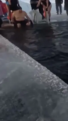 شنای زمستانی در هوای منفی ۳۰ درجه در یاکوتسک روسیه