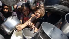 أطفال غزة يطلبون الطعام