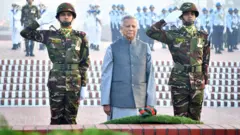 স্মৃতিসৌধে শ্রদ্ধা জানাচ্ছেন অধ্যাপক ইউনূস