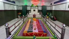 मुराद शाह को कई स्थानीय लोग सूफ़ी की तरह पूजते हैं