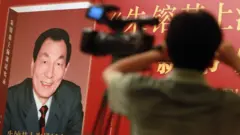 주룽지 전 총리의 사진과 그 앞에 있는 TV 카메라