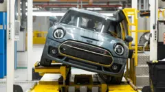 一輛 Mini Cooper S 汽車正在英國牛津郡考利（Cowley）BMW 集團 Mini 最終裝配廠的生產線上