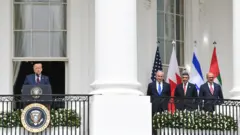 الرئيس الأمريكي دونالد ترامب في البيت الأبيض وعلى يساره يستمع رئيس الوزراء الإسرائيلي بنيامين نتنياهو ووزير الخارجية الإماراتي عبد الله بن زايد آل نهيان ووزير خارجية البحرين عبد اللطيف الزياني قبل توقيع الاتفاقيات الإبراهيمية