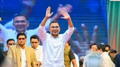 হাত নাড়ছেন তারেক রহমান