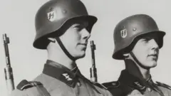 Članovi Holandske dobrovoljačke divizije u nacističkim uniformama nemačke SS divizije u Drugom svetskom ratu