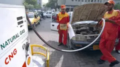 Aworan awọn to n ta gaasi sinu ọkọ 