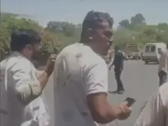 বিধ্বস্ত বিমান থেকে বেরিয়ে আসার পর হেঁটে যাচ্ছেন মি. রমেশ, তার পিঠে হাত রেখে পাশ দিয়ে হেঁটে যাচ্ছেন একজন